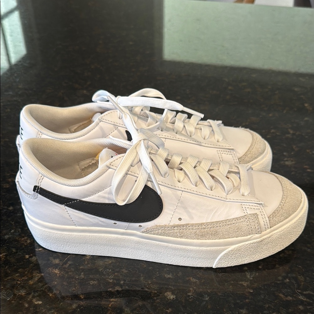 Nike White and Black Low Blazers Size 8.5